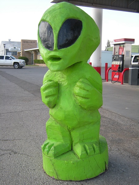alien chainsaw sculpture