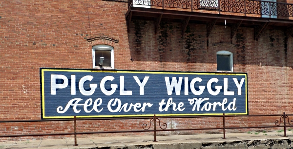 Piggly Wiggly grocery sign